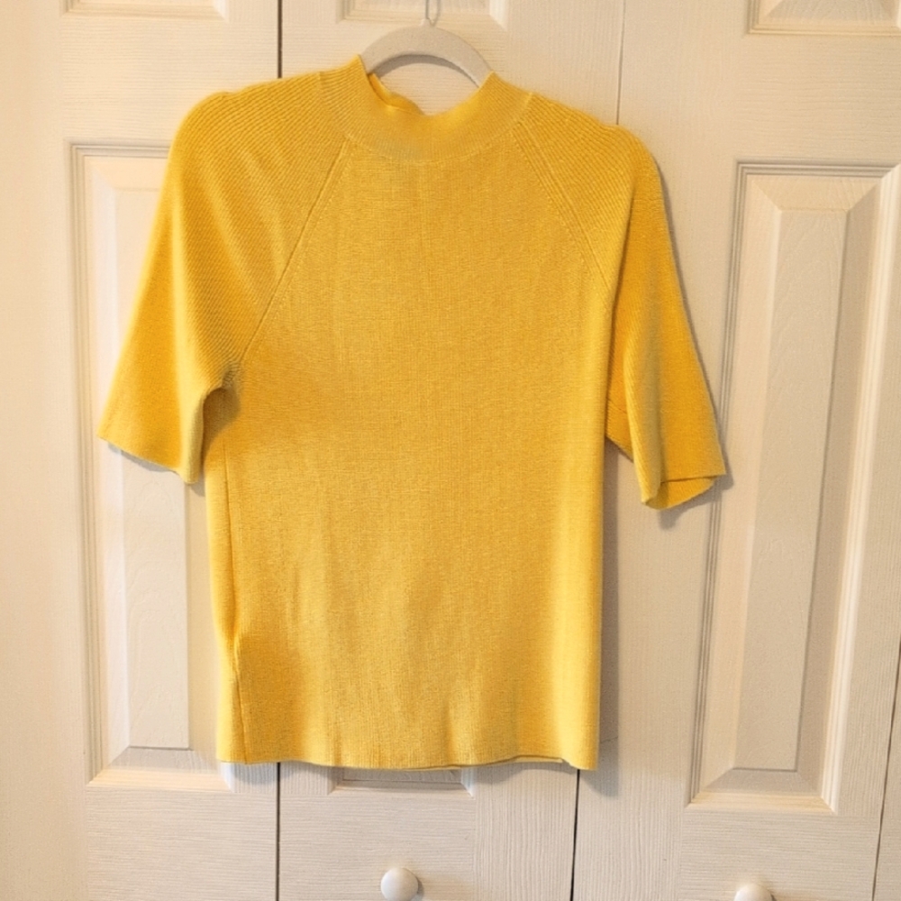 SALE 🎉 Beautiful Yellow Ann Taylor Short Sleeve Sweater ☀️
